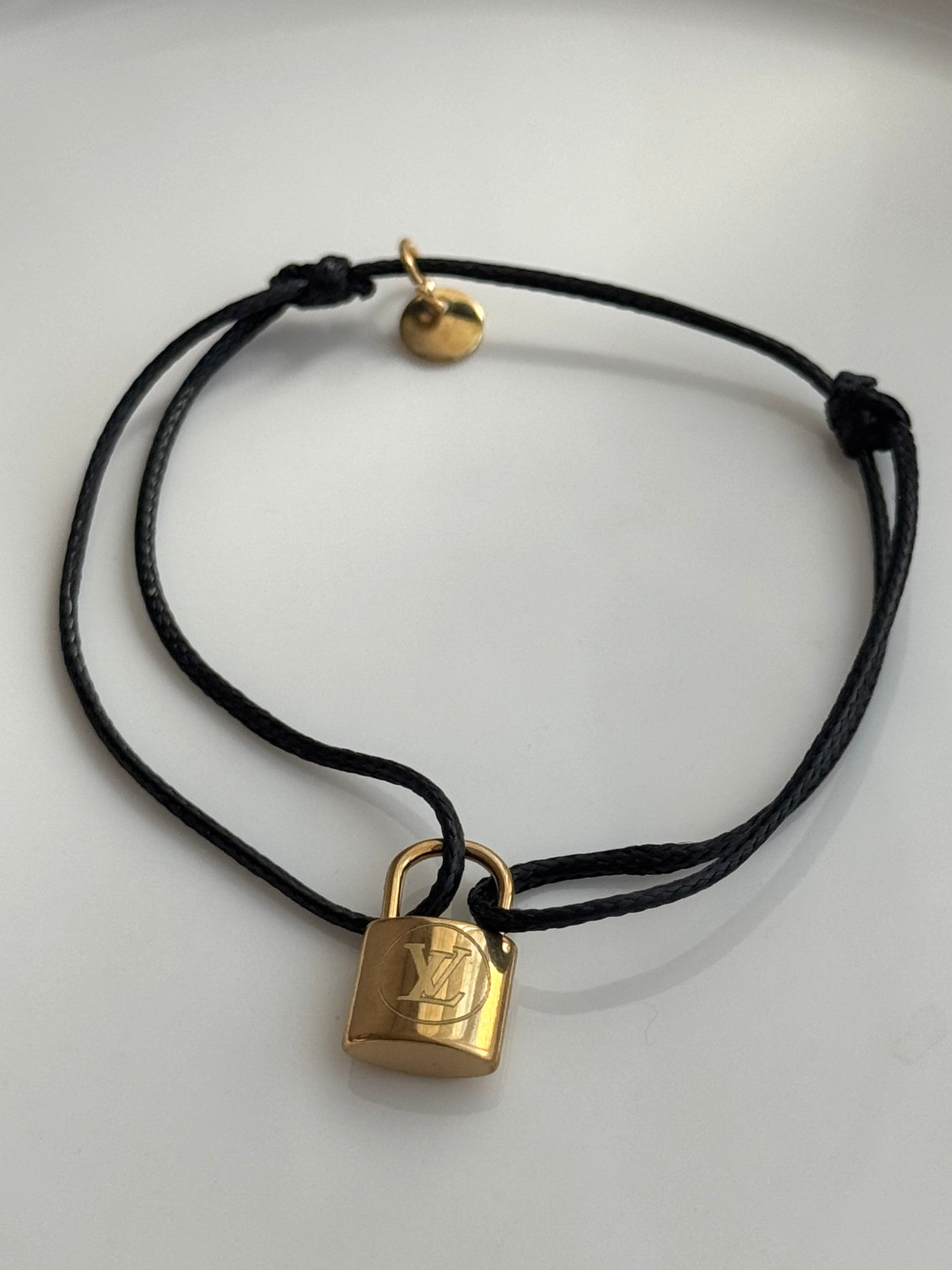 PULSERA HILO CANDADO LV NEGRO