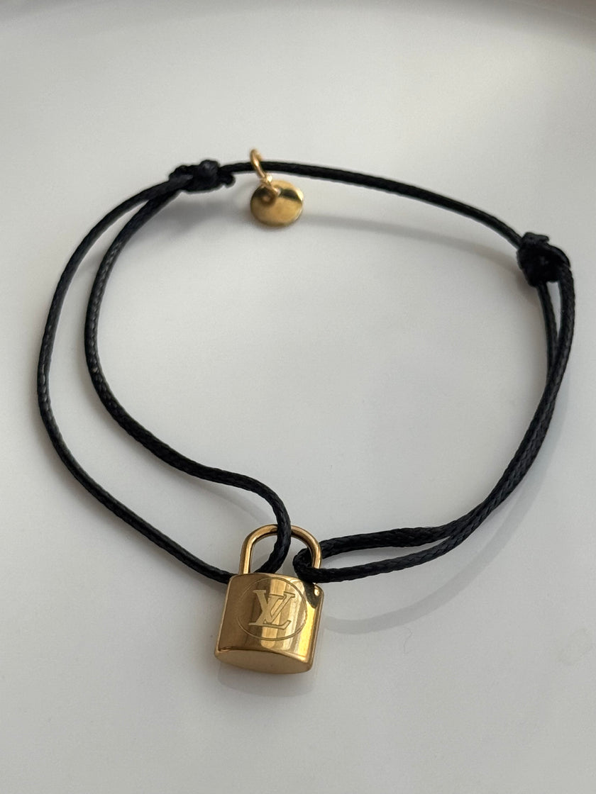 PULSERA HILO CANDADO LV NEGRO