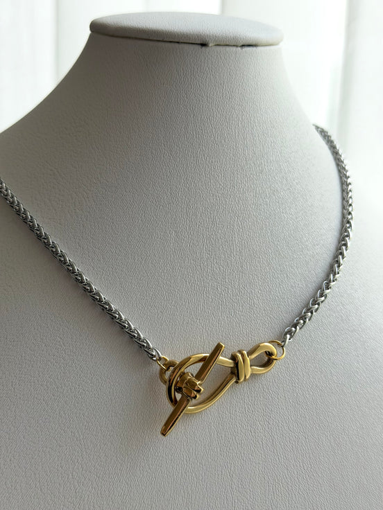COLLAR BROCHE NUDO