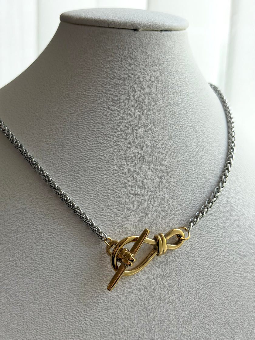 COLLAR BROCHE NUDO