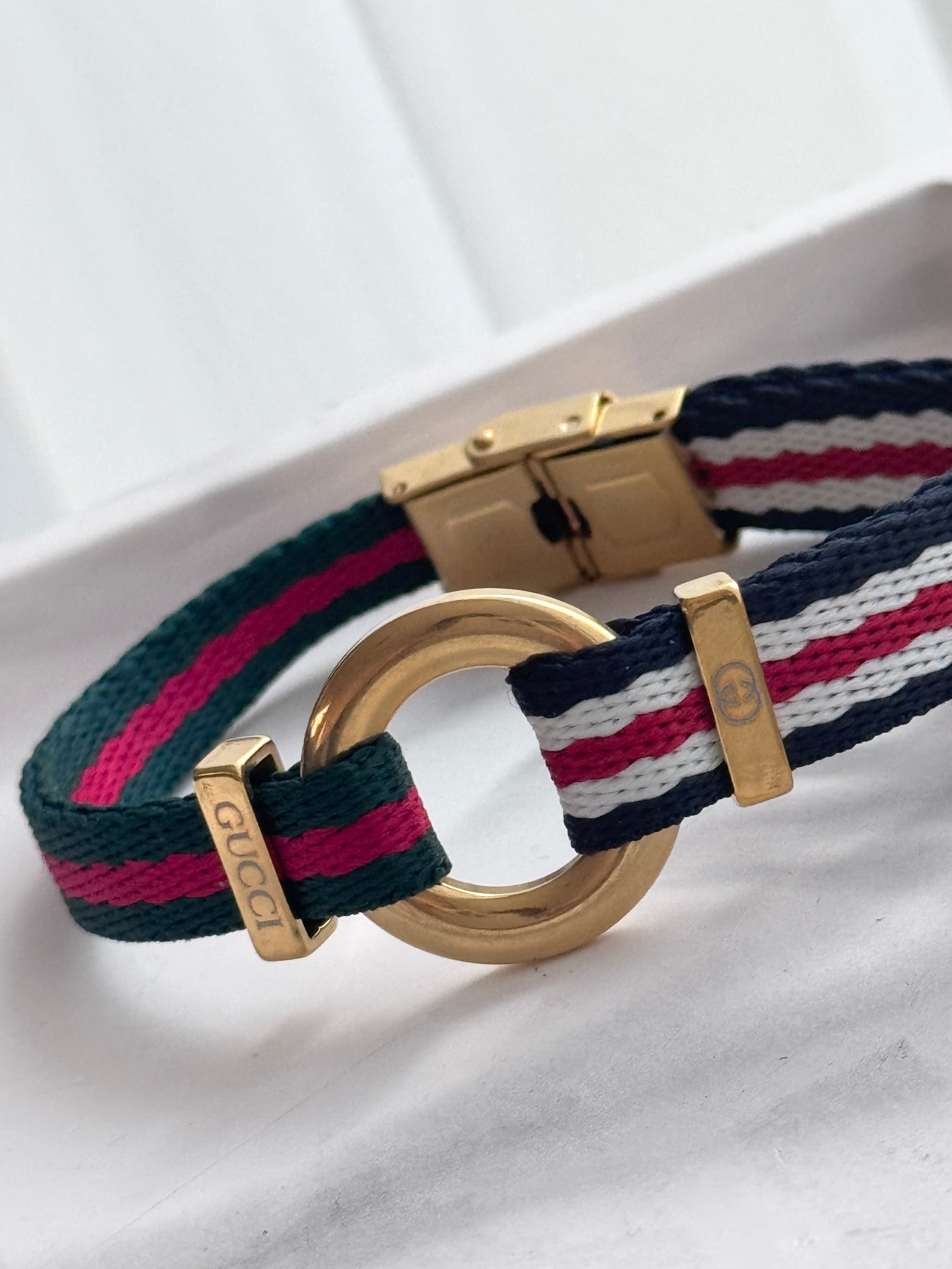 PULSERA TELA PLACA DORADA