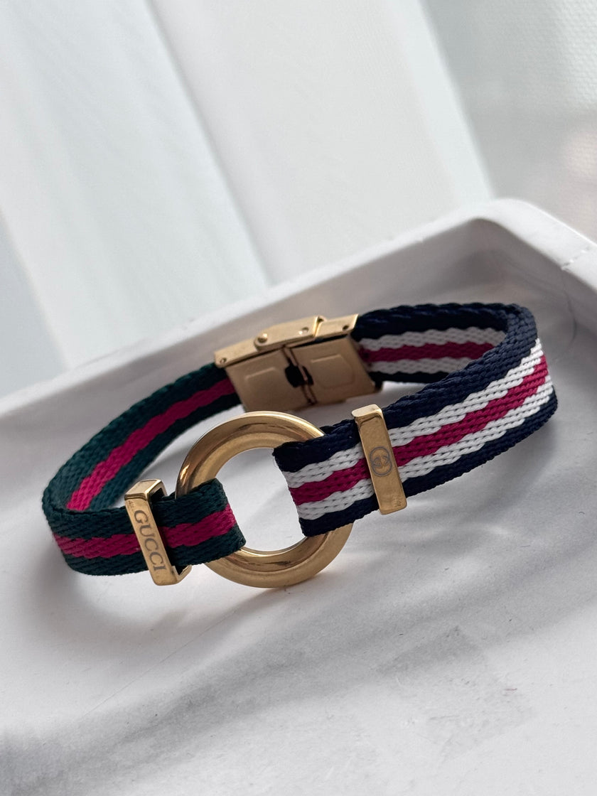 PULSERA TELA PLACA DORADA