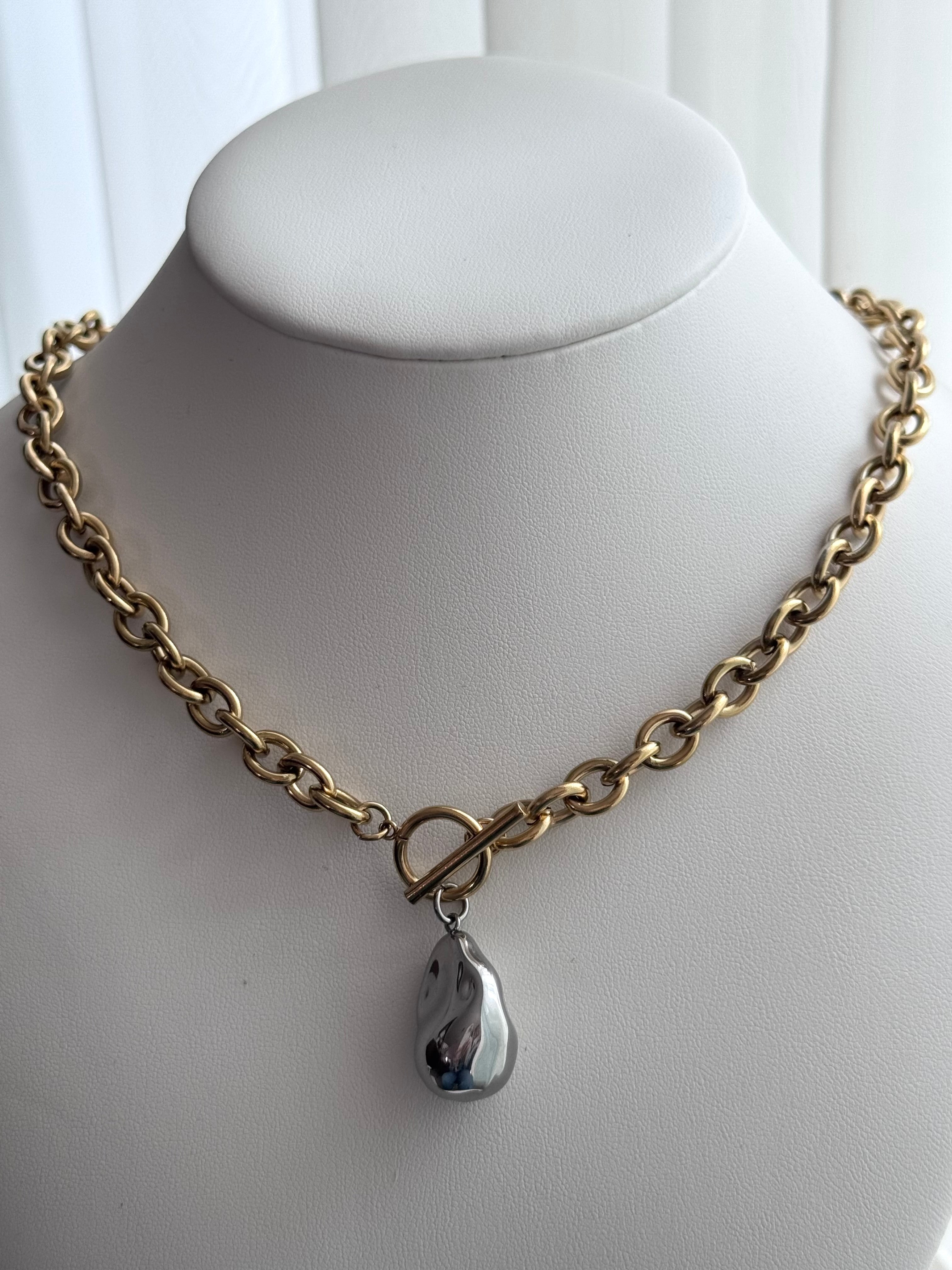 CADENA CON DIJE IRREGULAR