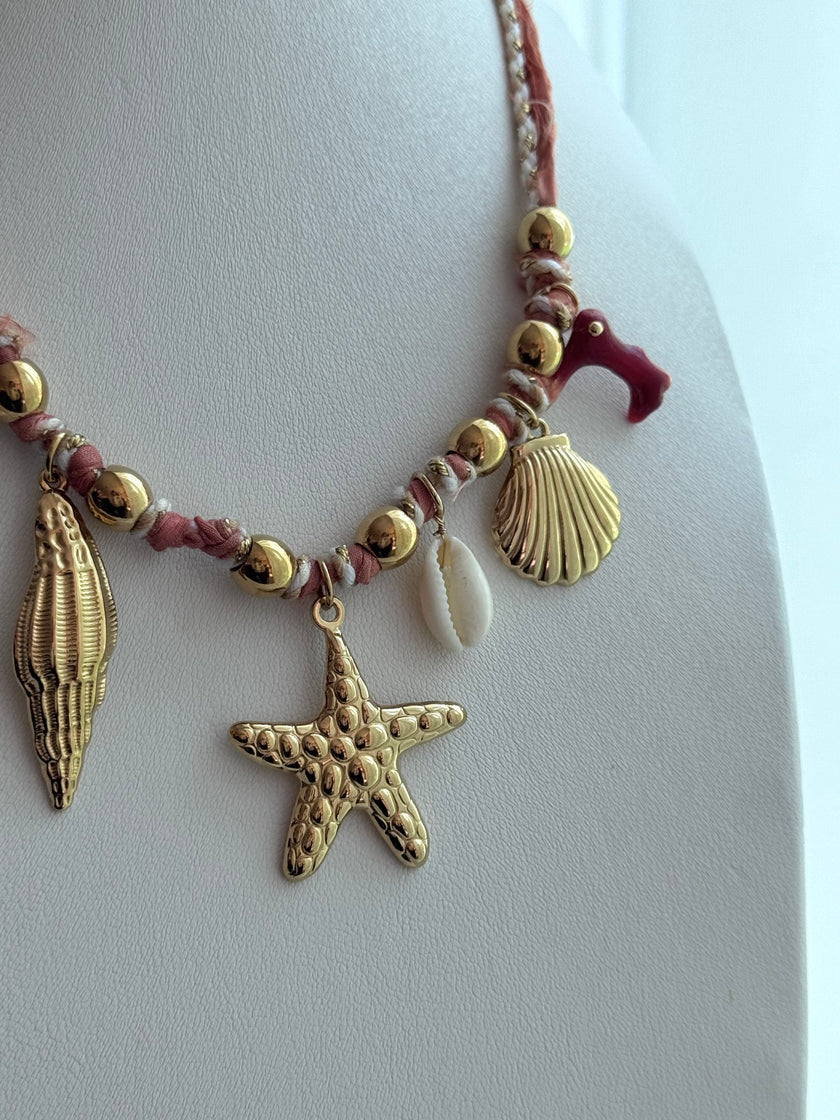 COLLAR TRENZADO CON DIJES