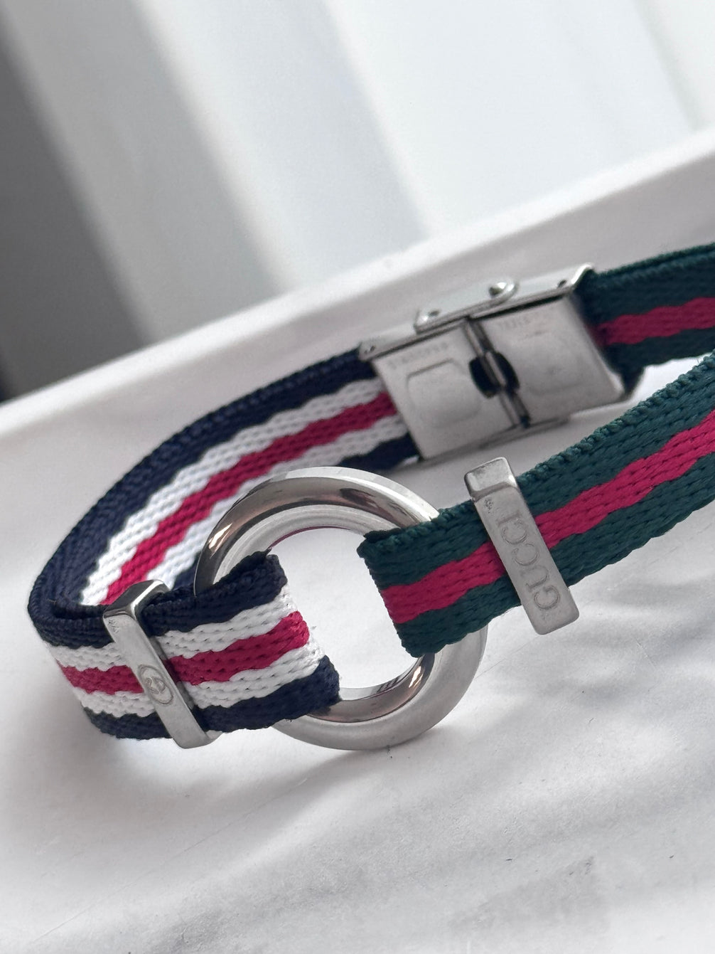 PULSERA TELA PLACA REDONDA GG
