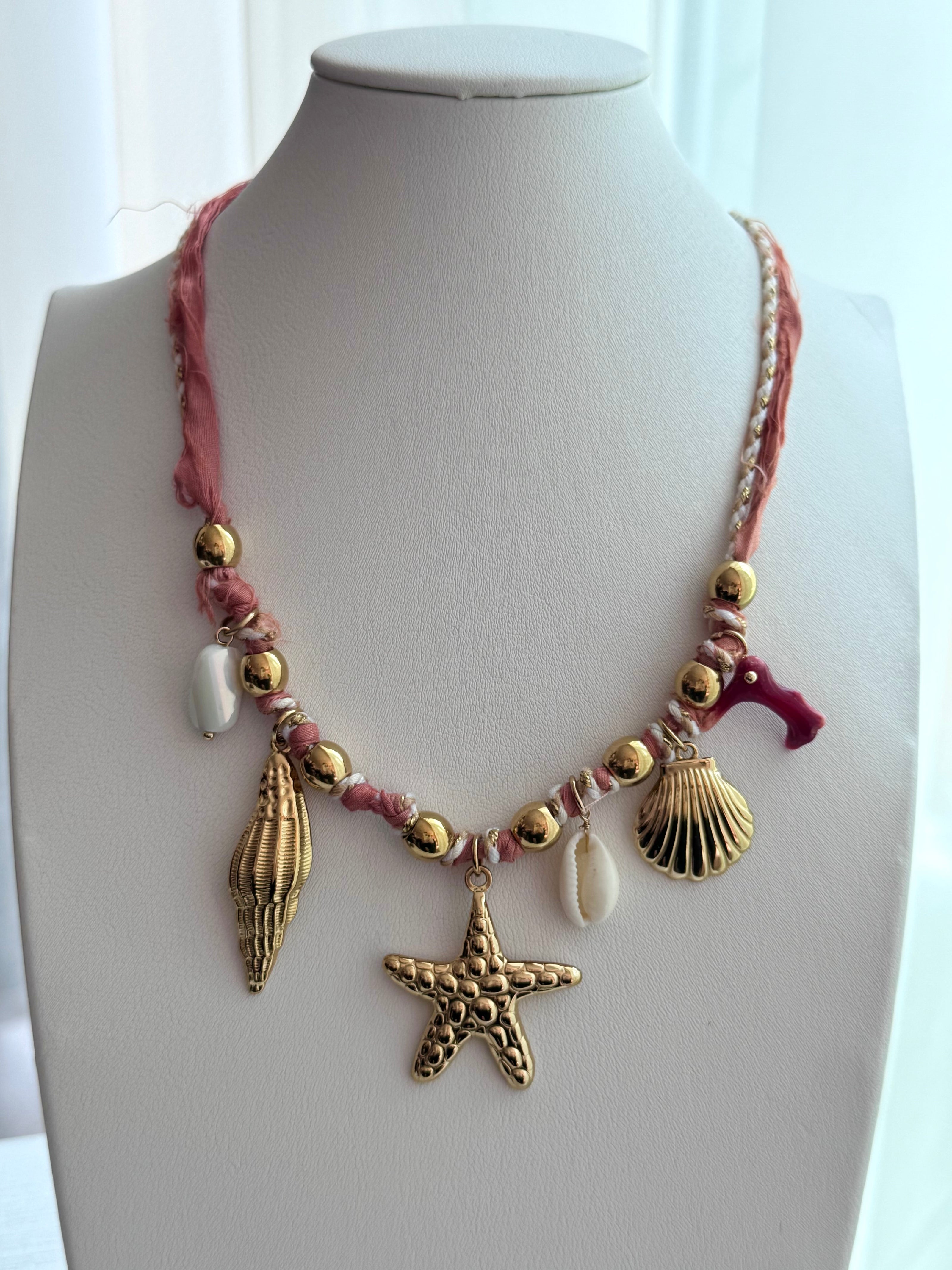 COLLAR TRENZADO CON DIJES