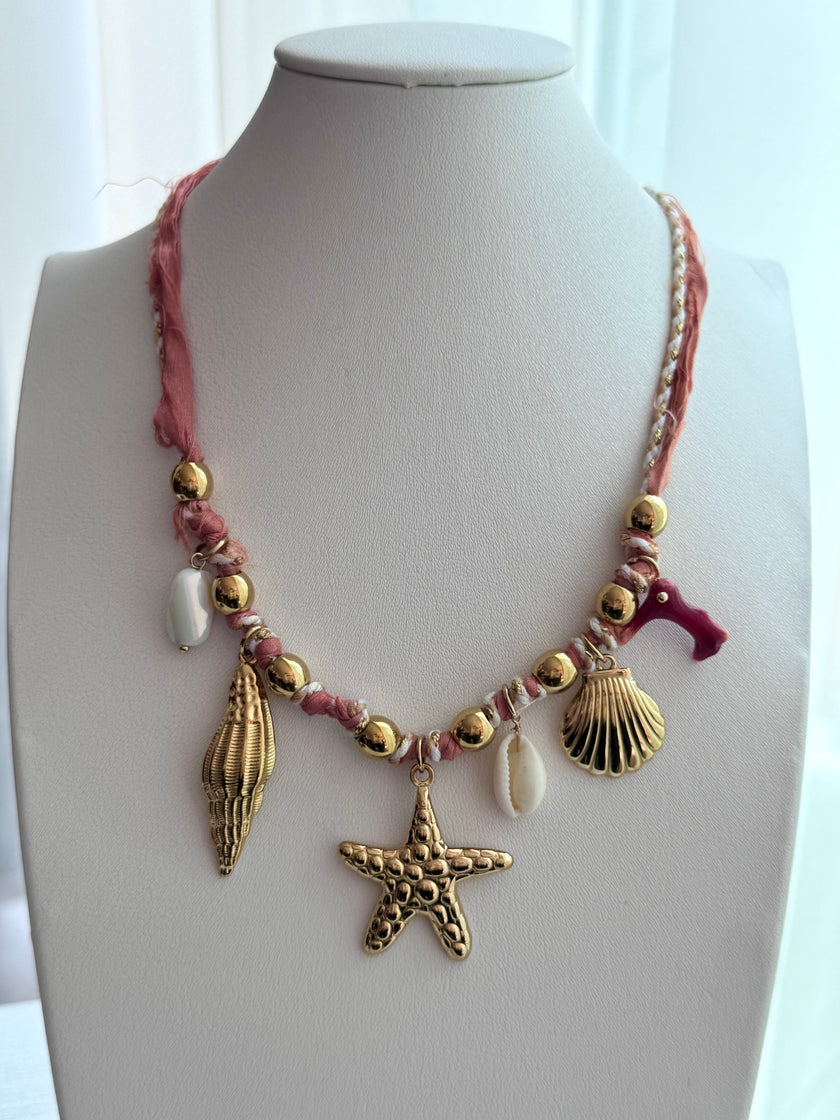 COLLAR TRENZADO CON DIJES