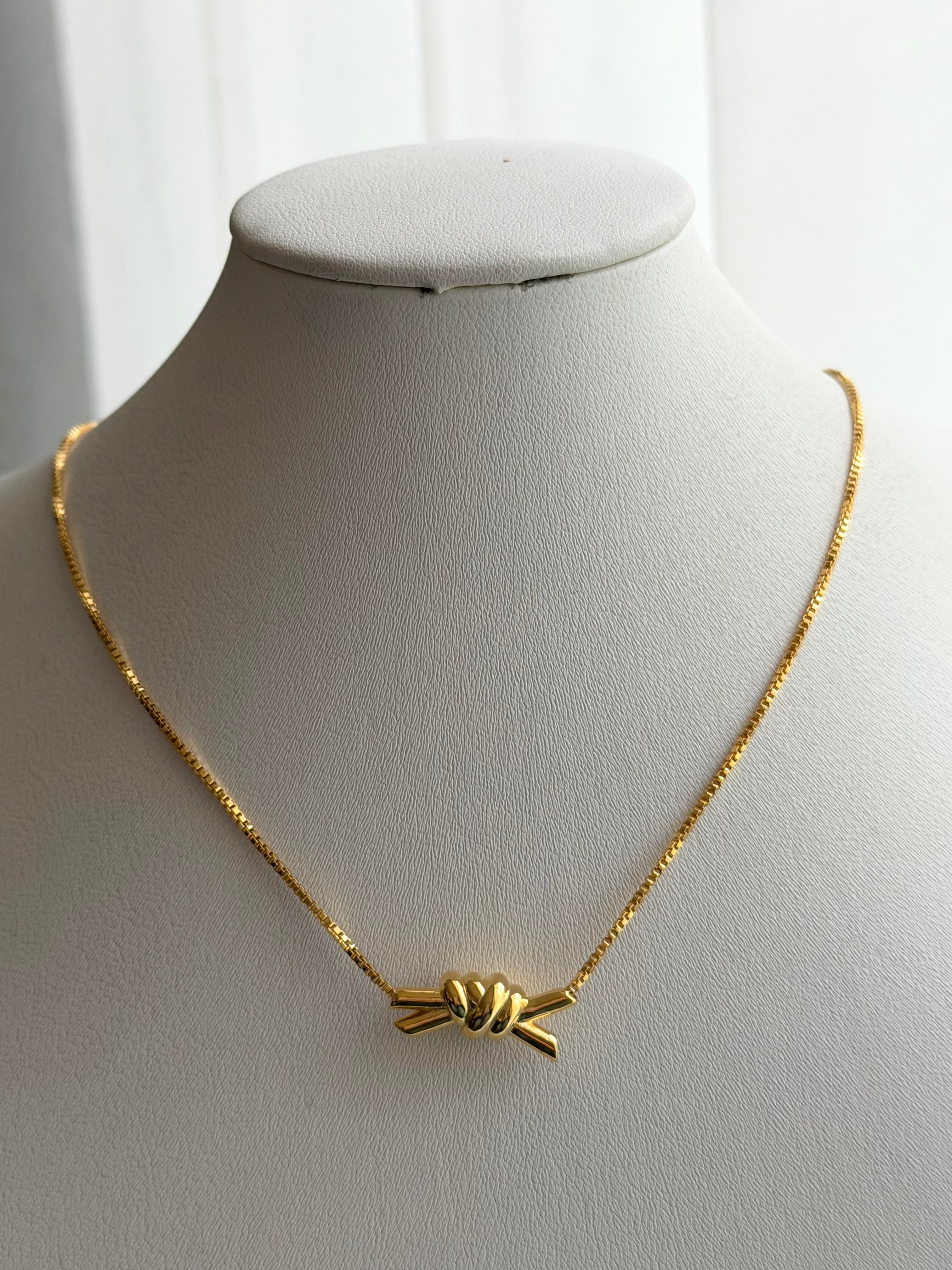 COLLAR NUDO