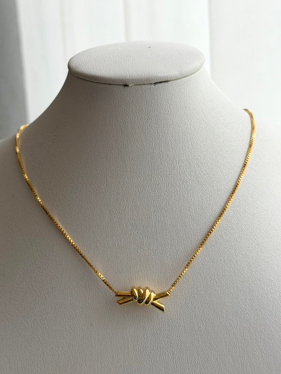 COLLAR NUDO