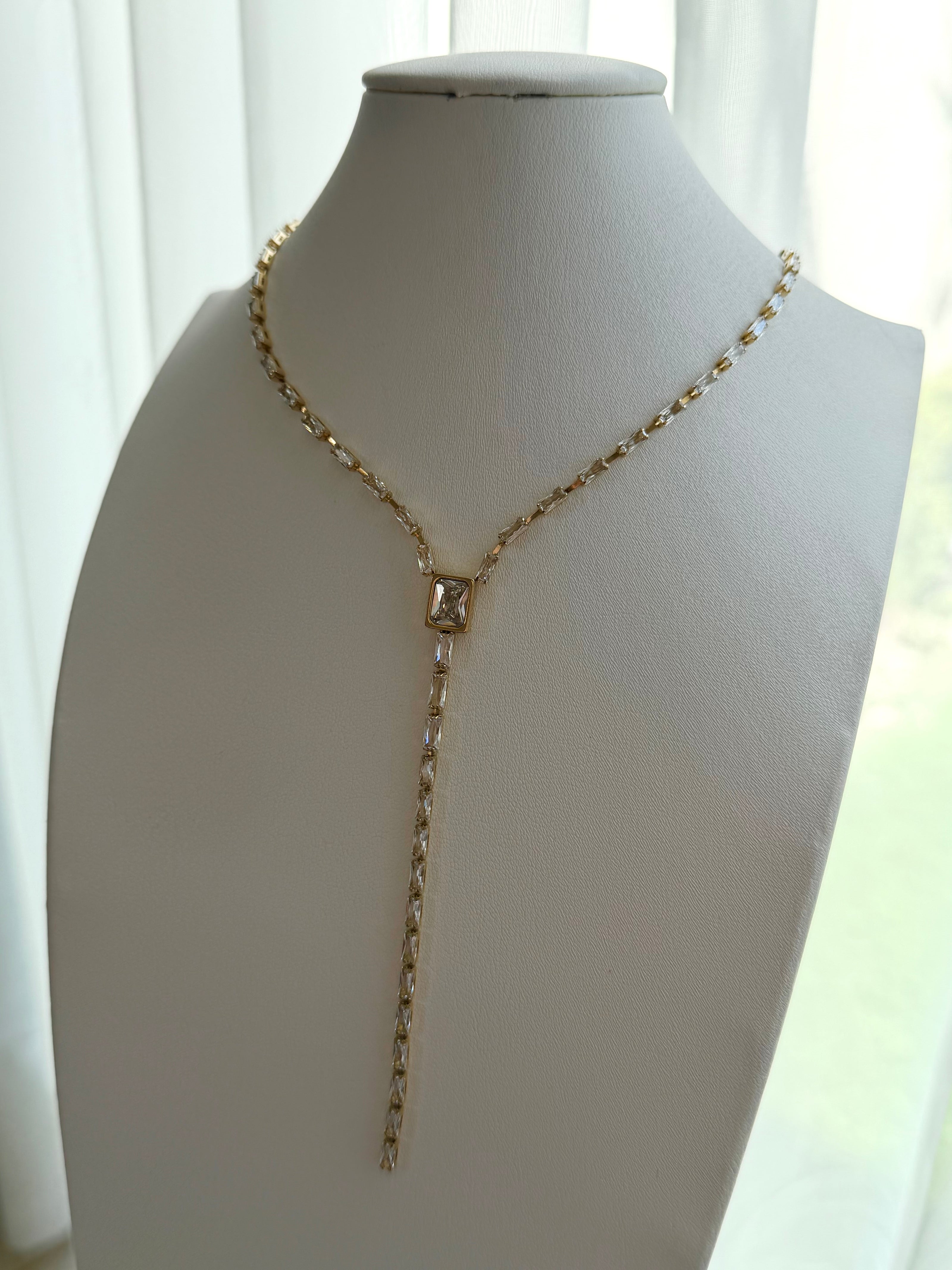COLLAR CORBATERO CON CRISTALES