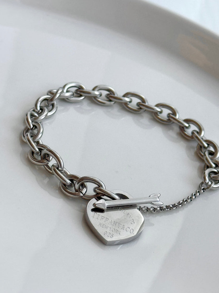 PULSERA CADENA GRUESA BROCHE CORAZON CON FLECHA