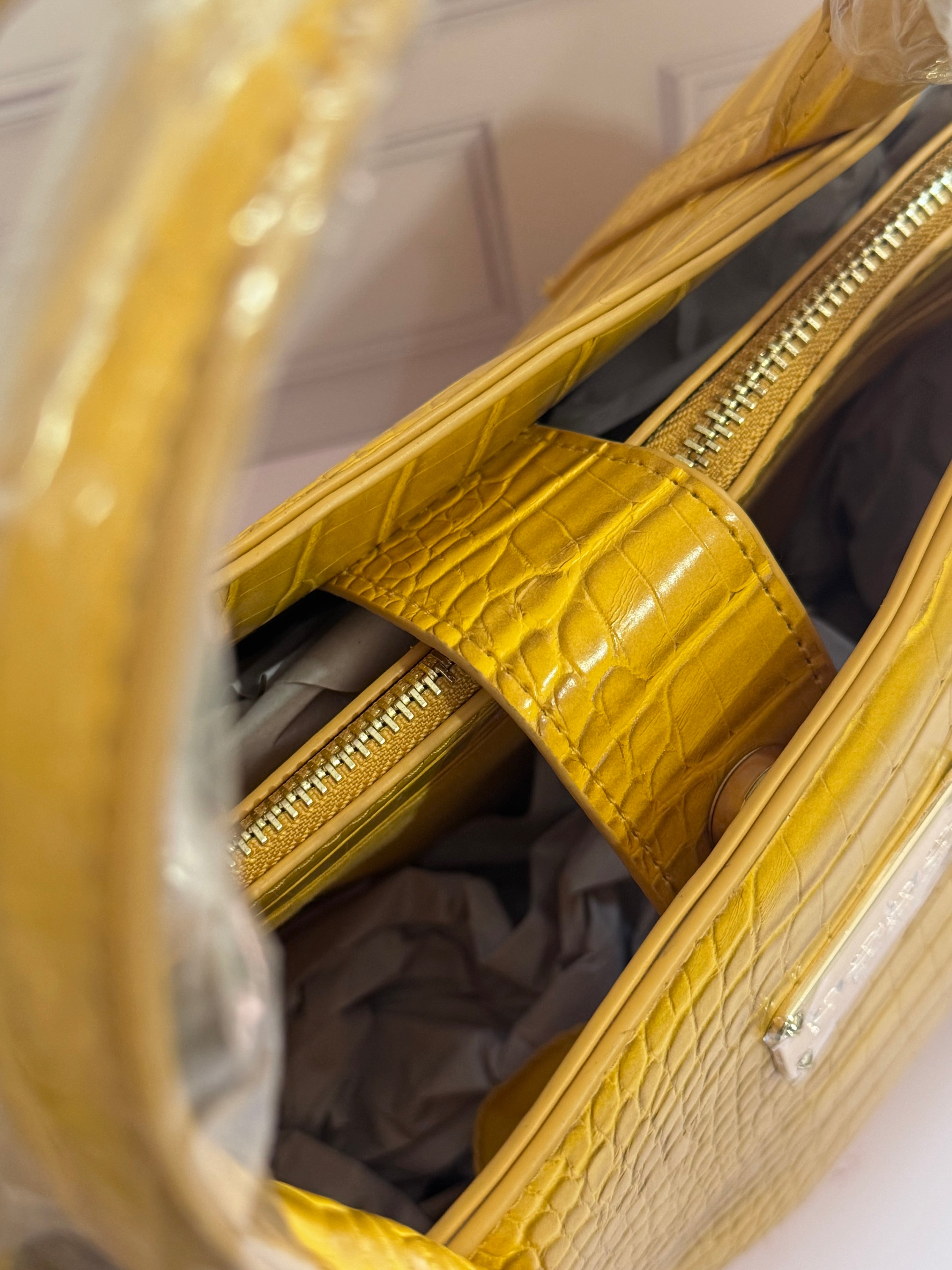 BOLSA BEBE AUBREY CROCO AMARILLA