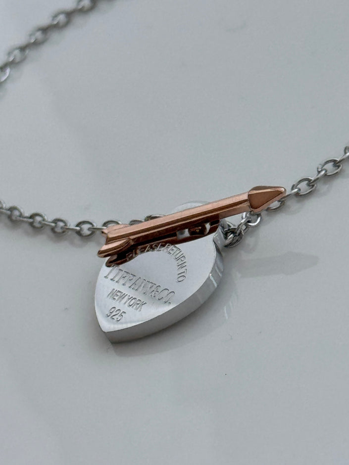 PULSERA DELGADA BROCHE CORAZON CON FLECHA