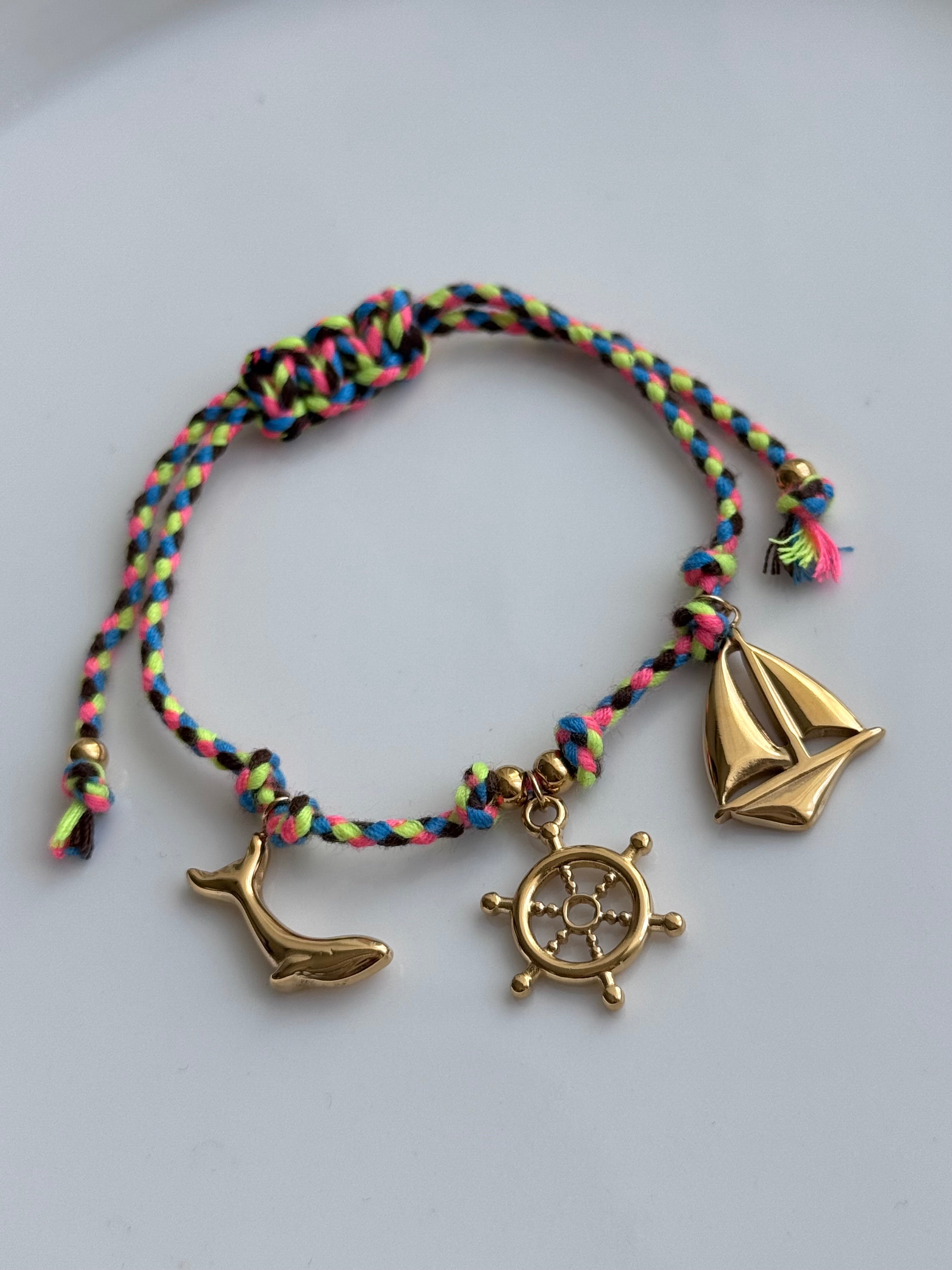 PULSERA HILO COLORES Y DIJES