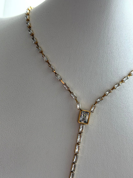 COLLAR CORBATERO CON CRISTALES