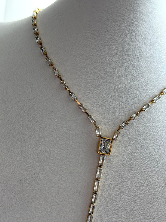 COLLAR CORBATERO CON CRISTALES