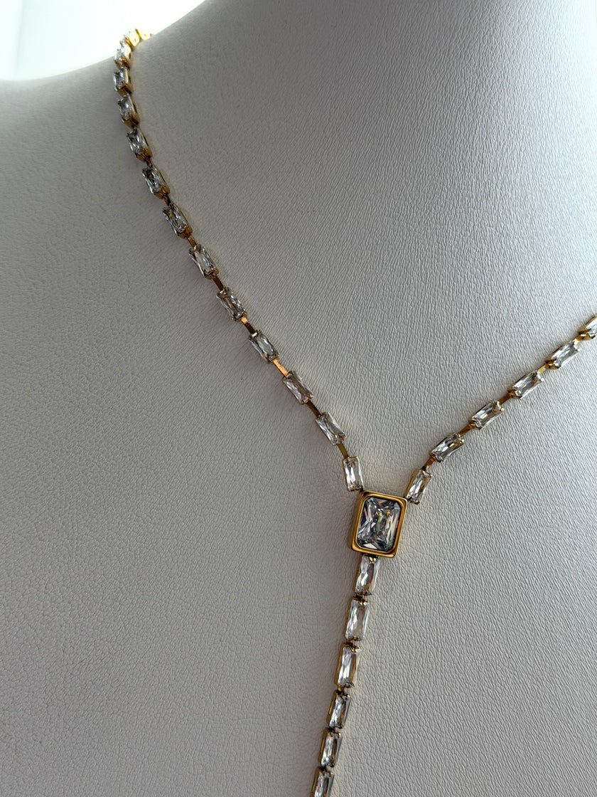 COLLAR CORBATERO CON CRISTALES