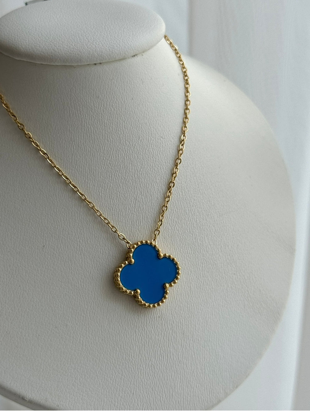 COLLAR TRÉBOL AZUL
