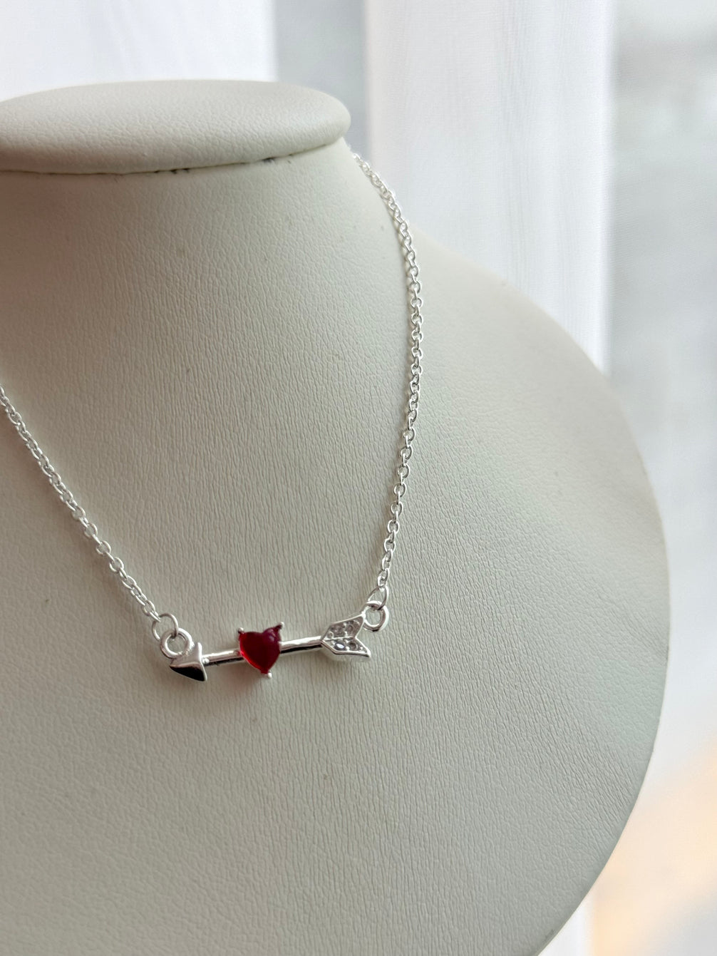 COLLAR FLECHA ROJO