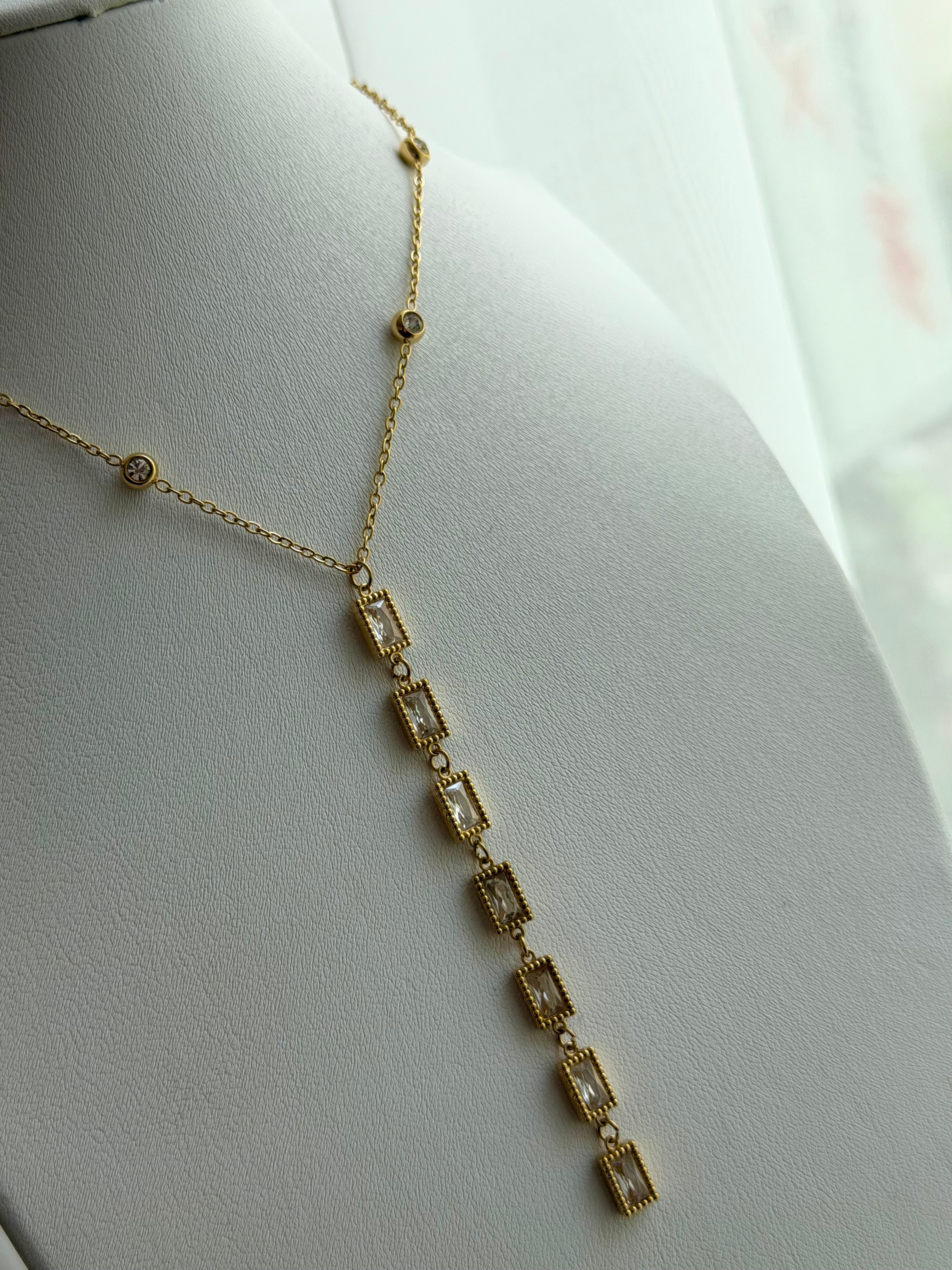 COLLAR CORBATERO CRISTAL