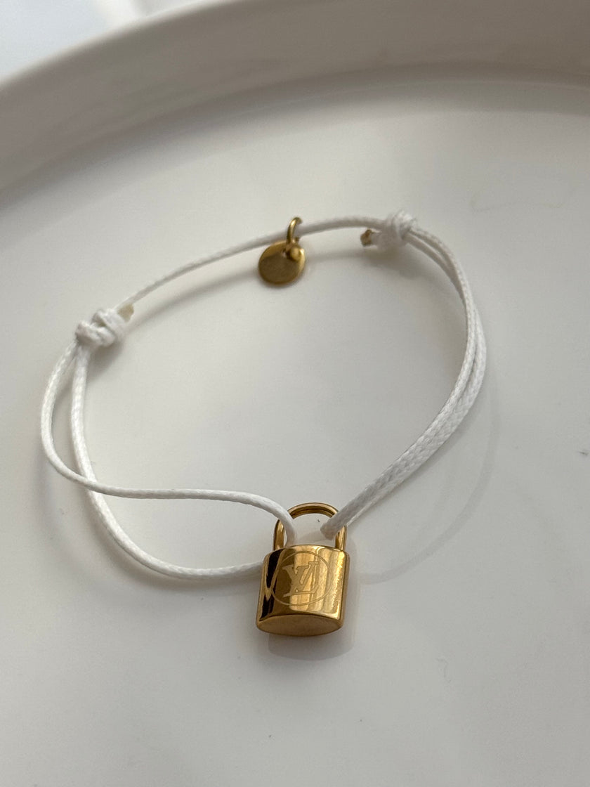 PULSERA HILO CANDADO LV BLANCO