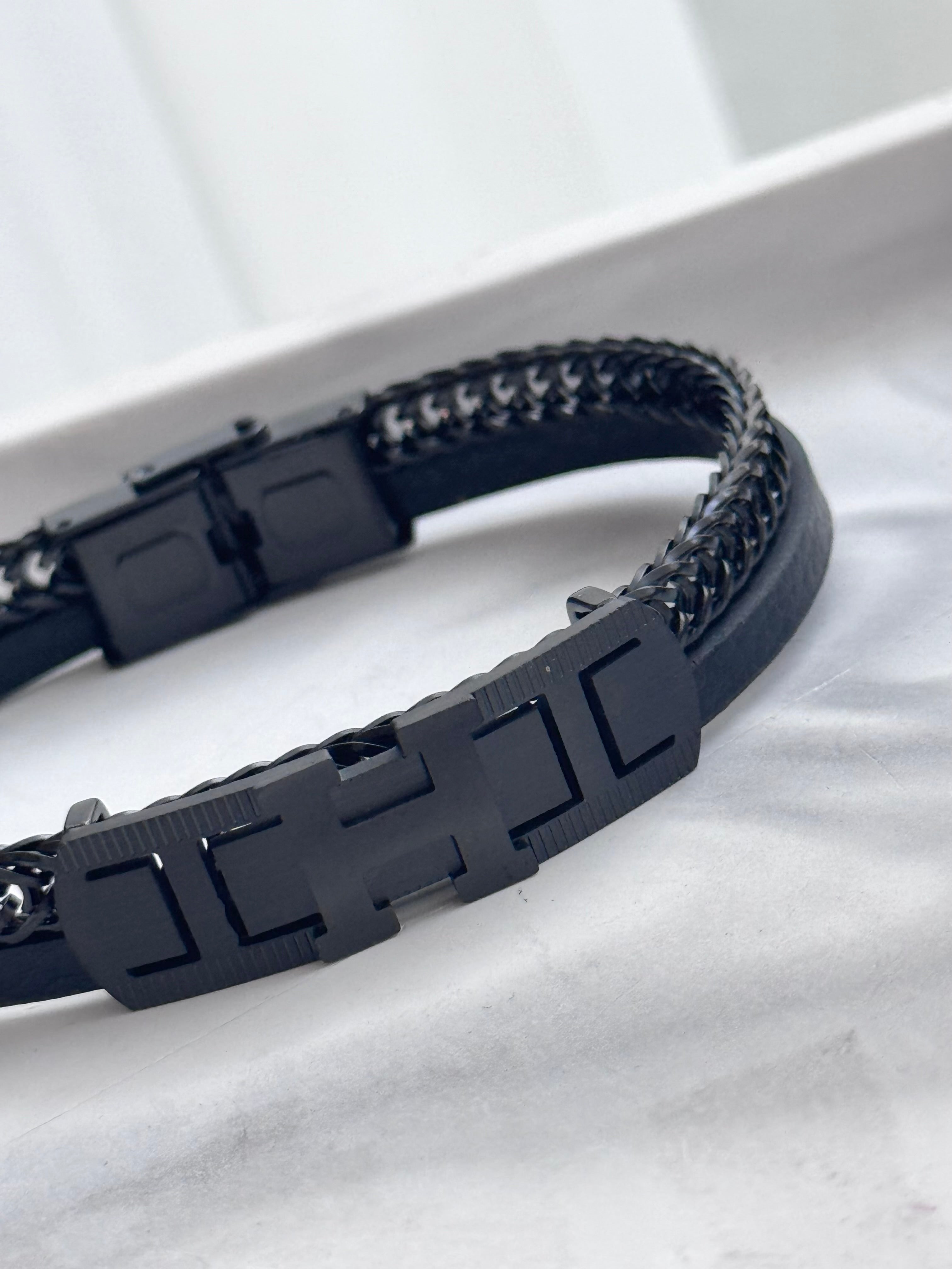 PULSERA PLACA H NEGRA