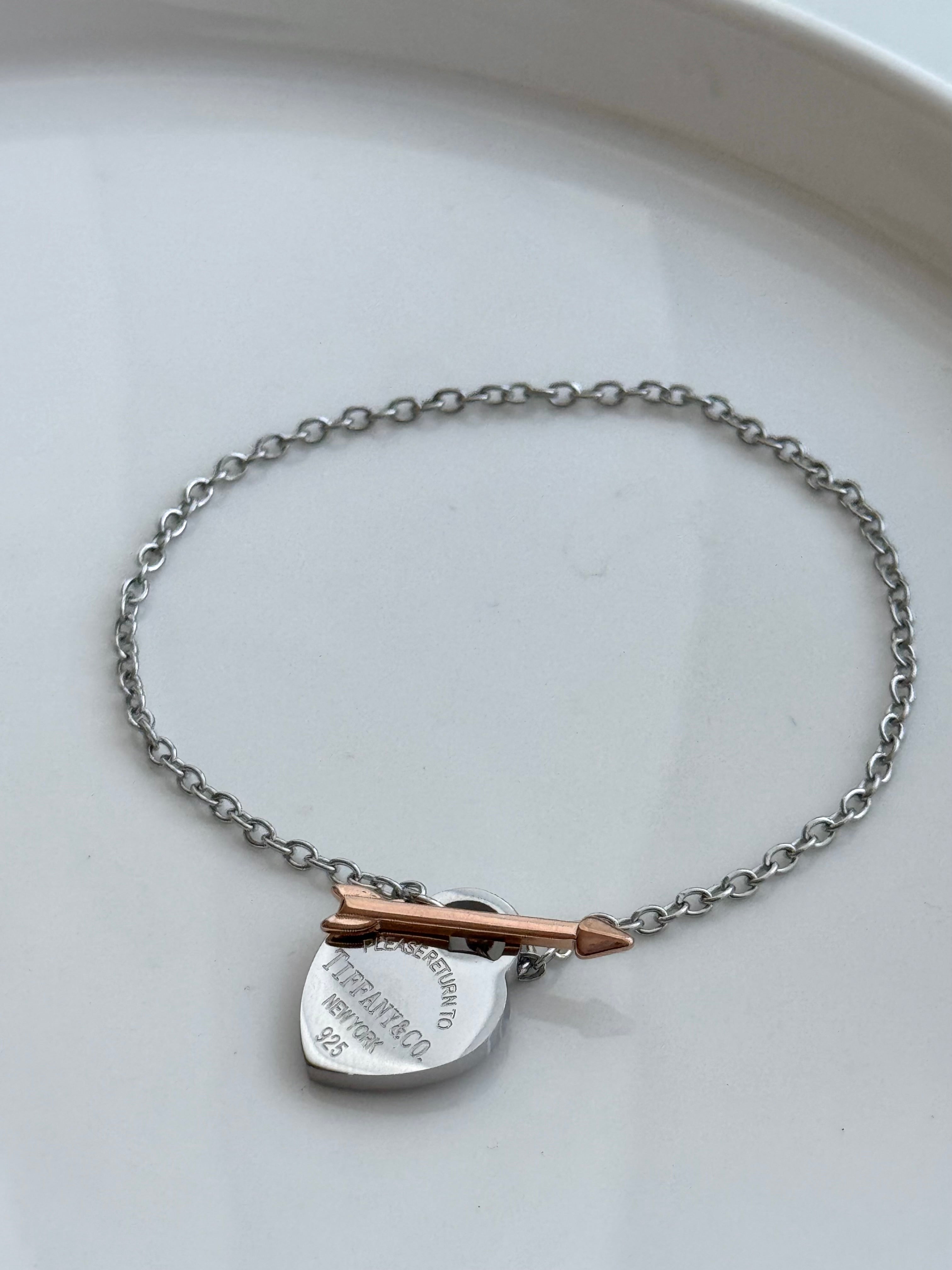 PULSERA DELGADA BROCHE CORAZON CON FLECHA