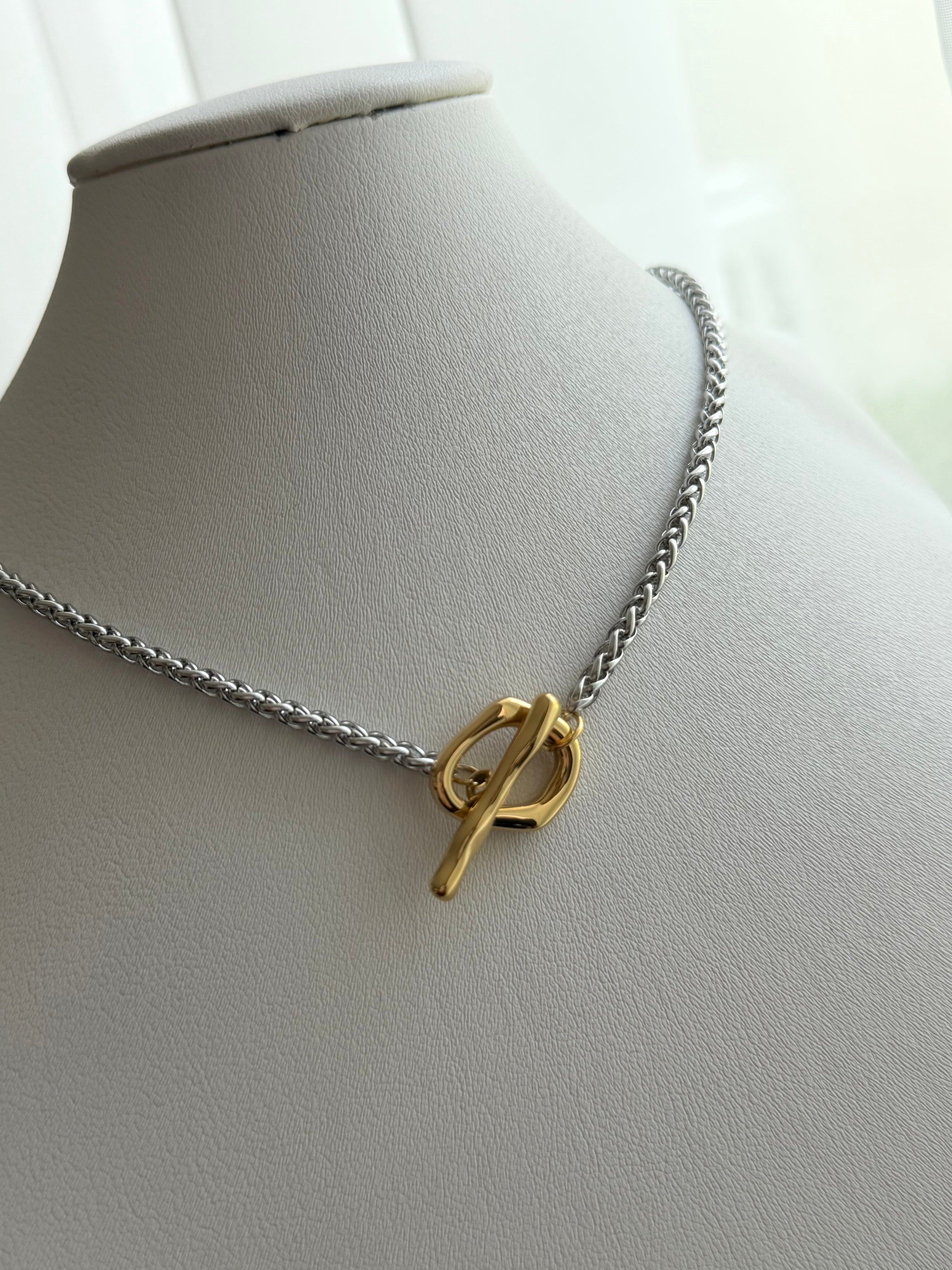 COLLAR BROCHE T