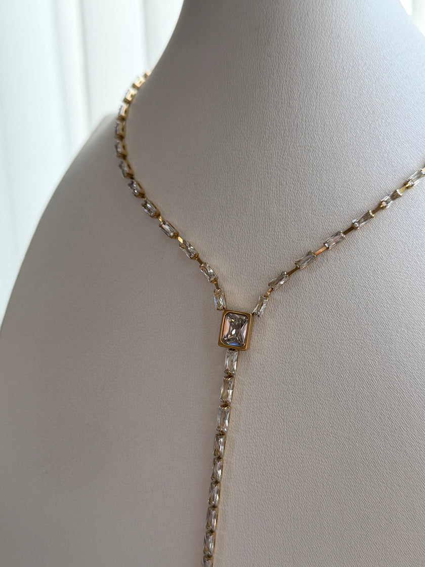 COLLAR CORBATERO CON CRISTALES
