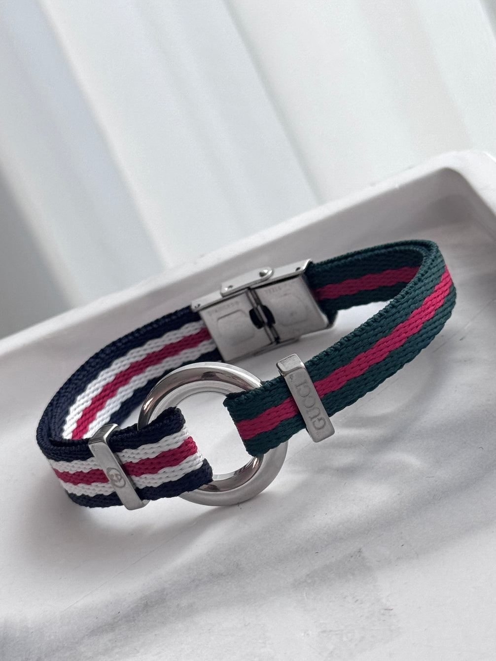 PULSERA TELA PLACA REDONDA GG
