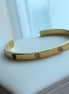 PULSERA ABIERTA CON ZIRCONIAS DE COLORES