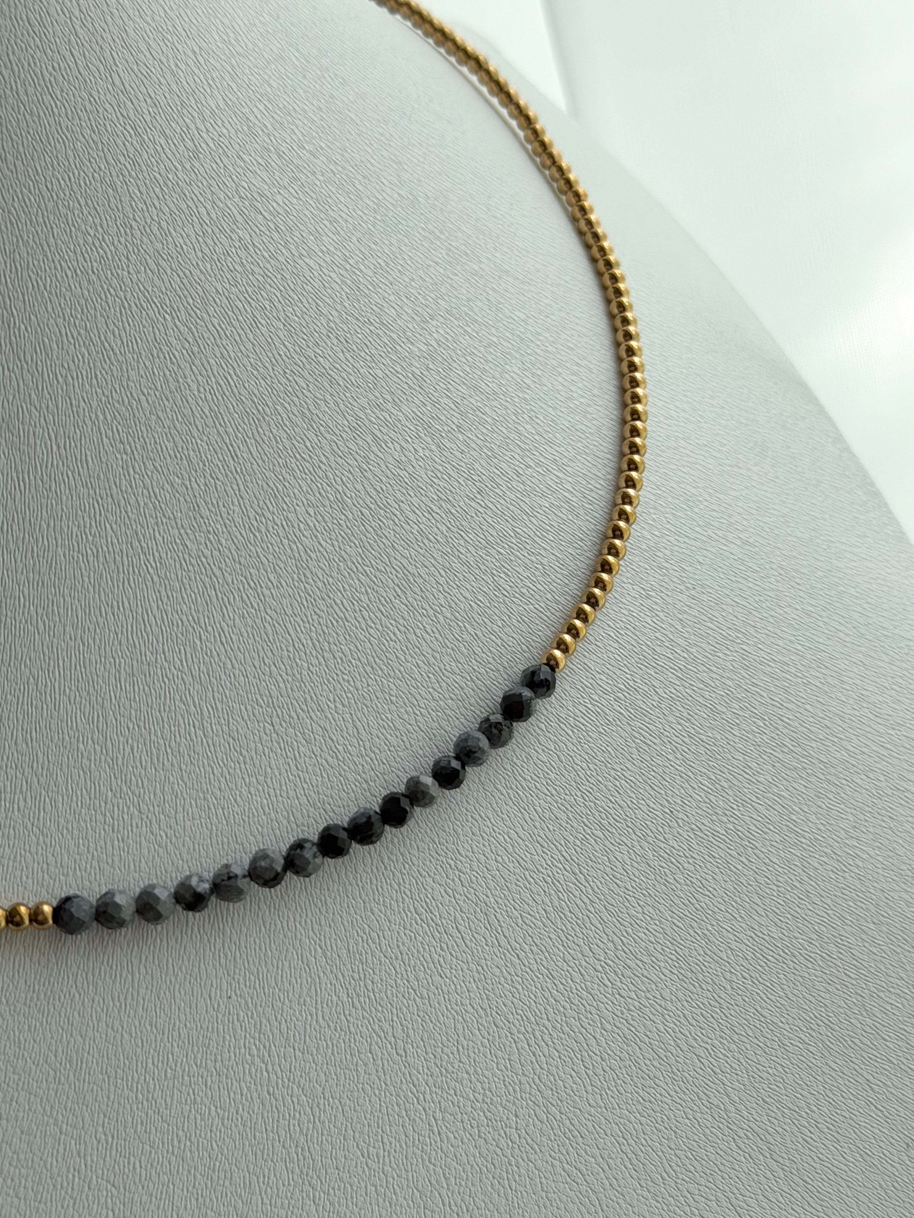 COLLAR BOLITAS NEGRO / GRIS