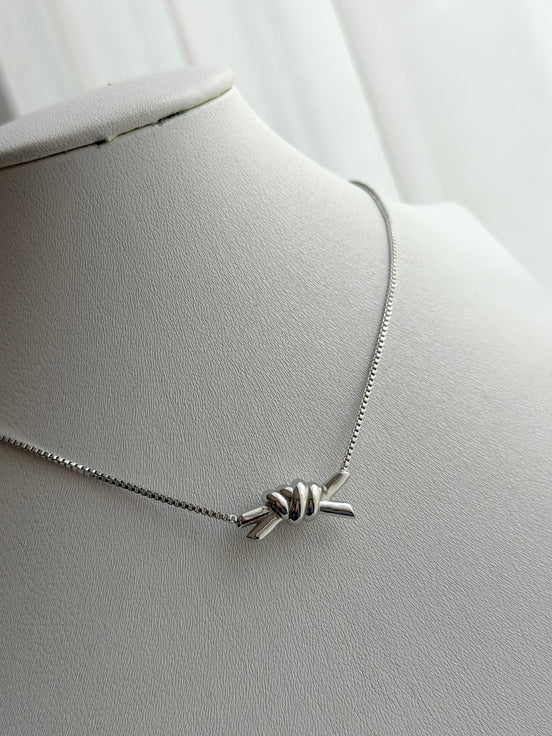 COLLAR NUDO