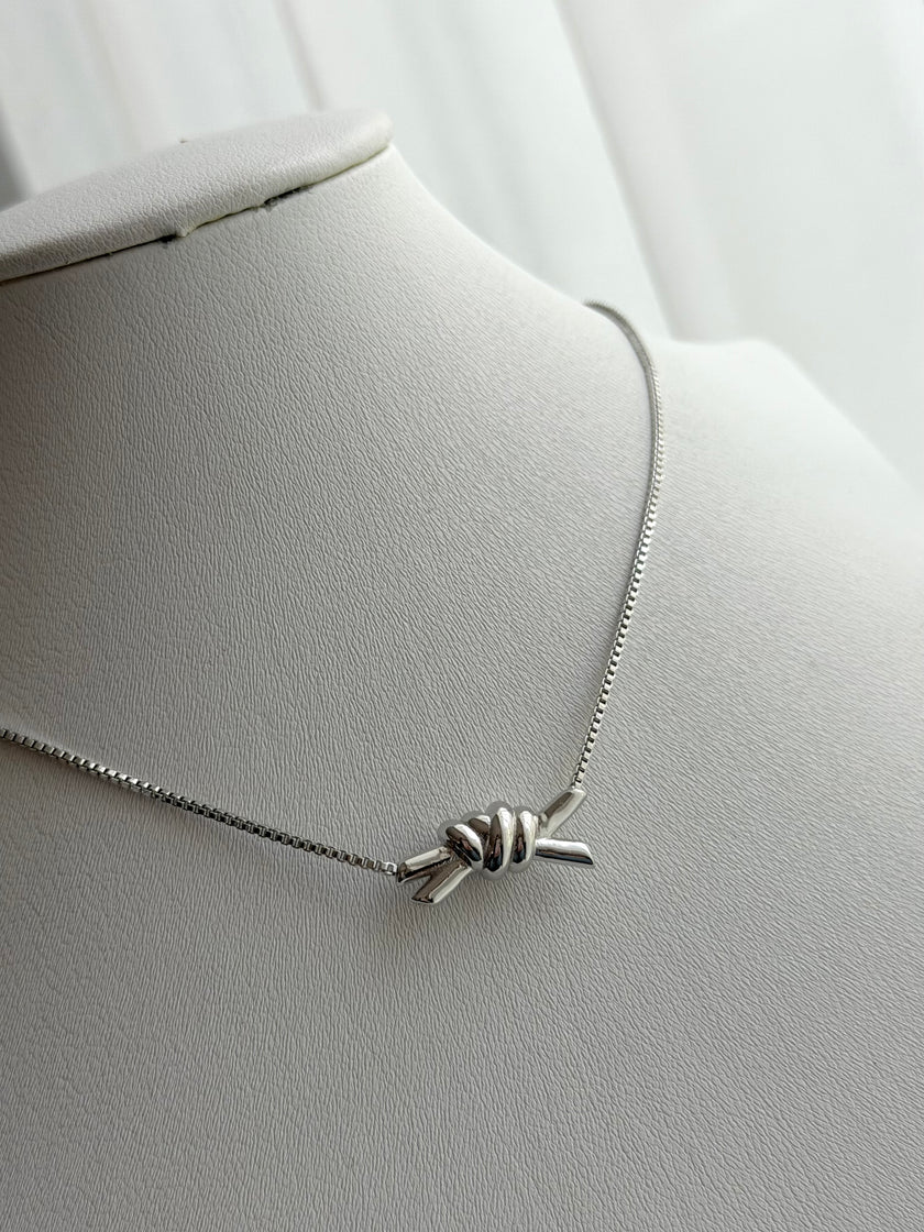 COLLAR NUDO