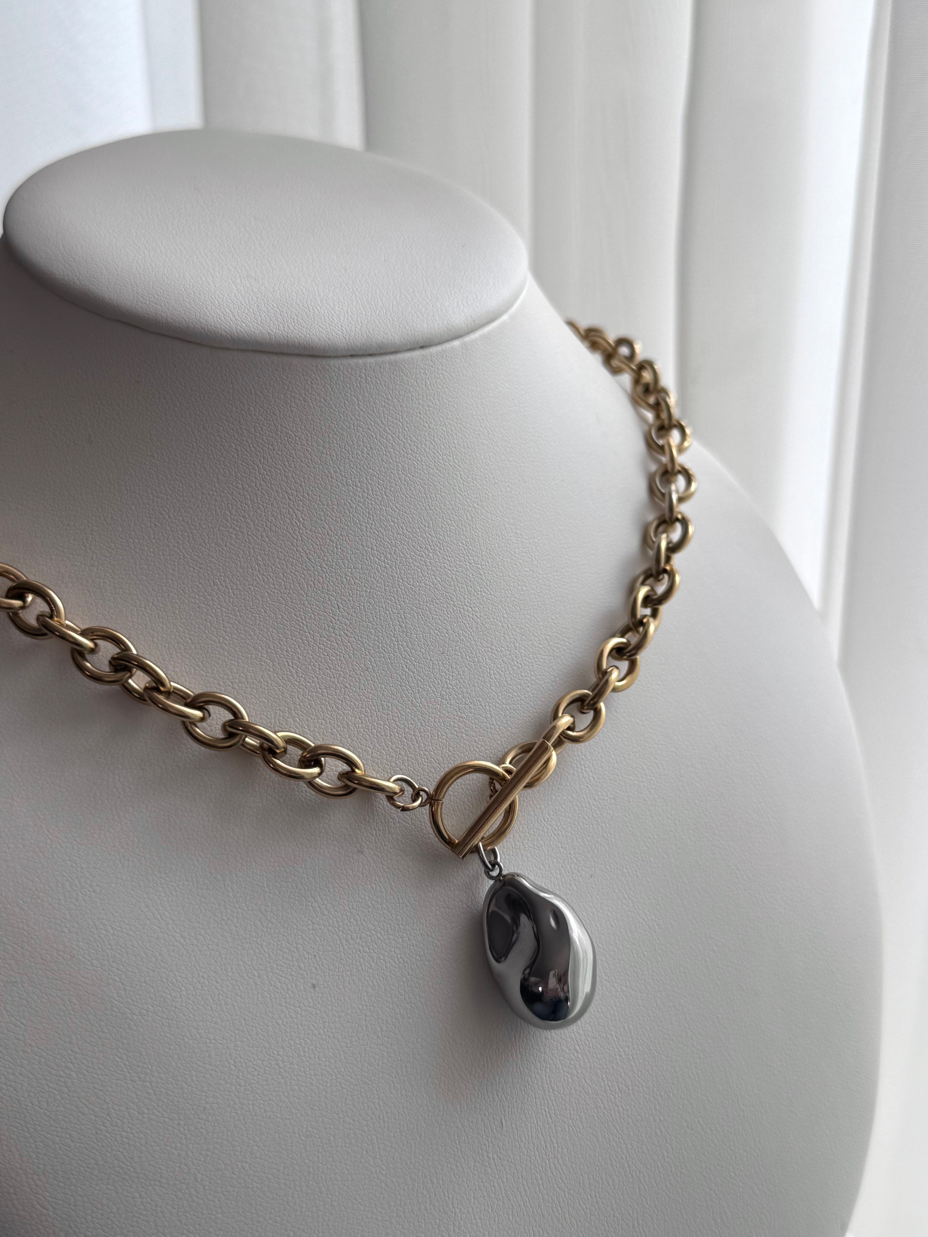 CADENA CON DIJE IRREGULAR