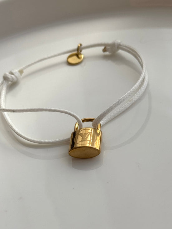 PULSERA HILO CANDADO LV BLANCO