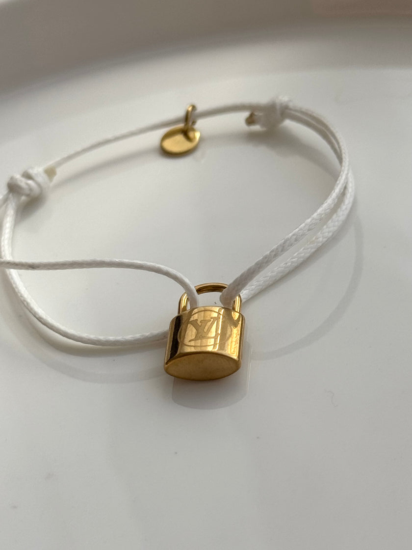 PULSERA HILO CANDADO LV BLANCO