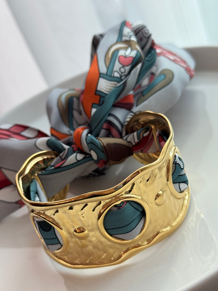 BRAZALETE CON MASCADA GRIS