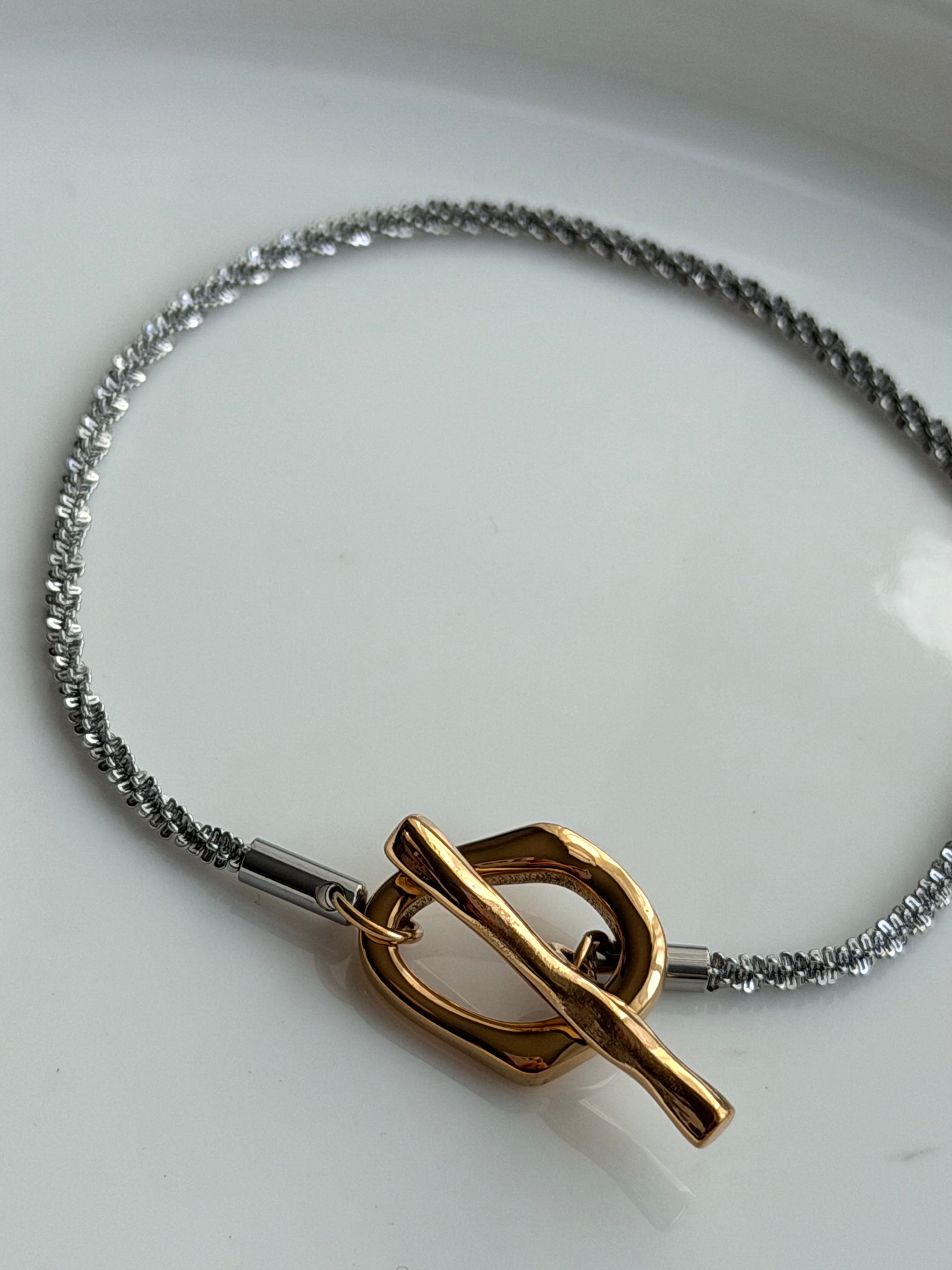 PULSERA BROCHE T Y CADENA BRILLOSA