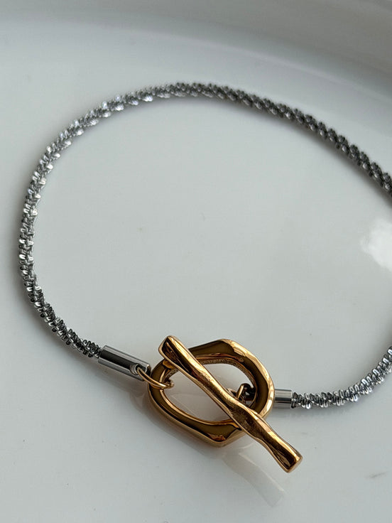 PULSERA BROCHE T Y CADENA BRILLOSA