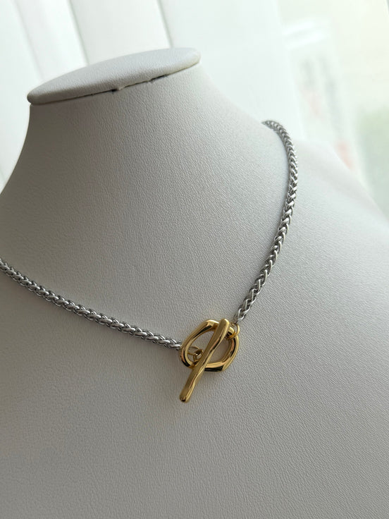 COLLAR BROCHE T