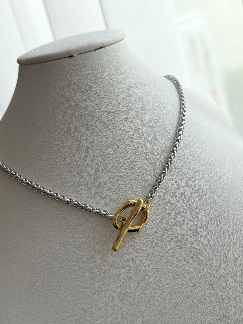 COLLAR BROCHE T