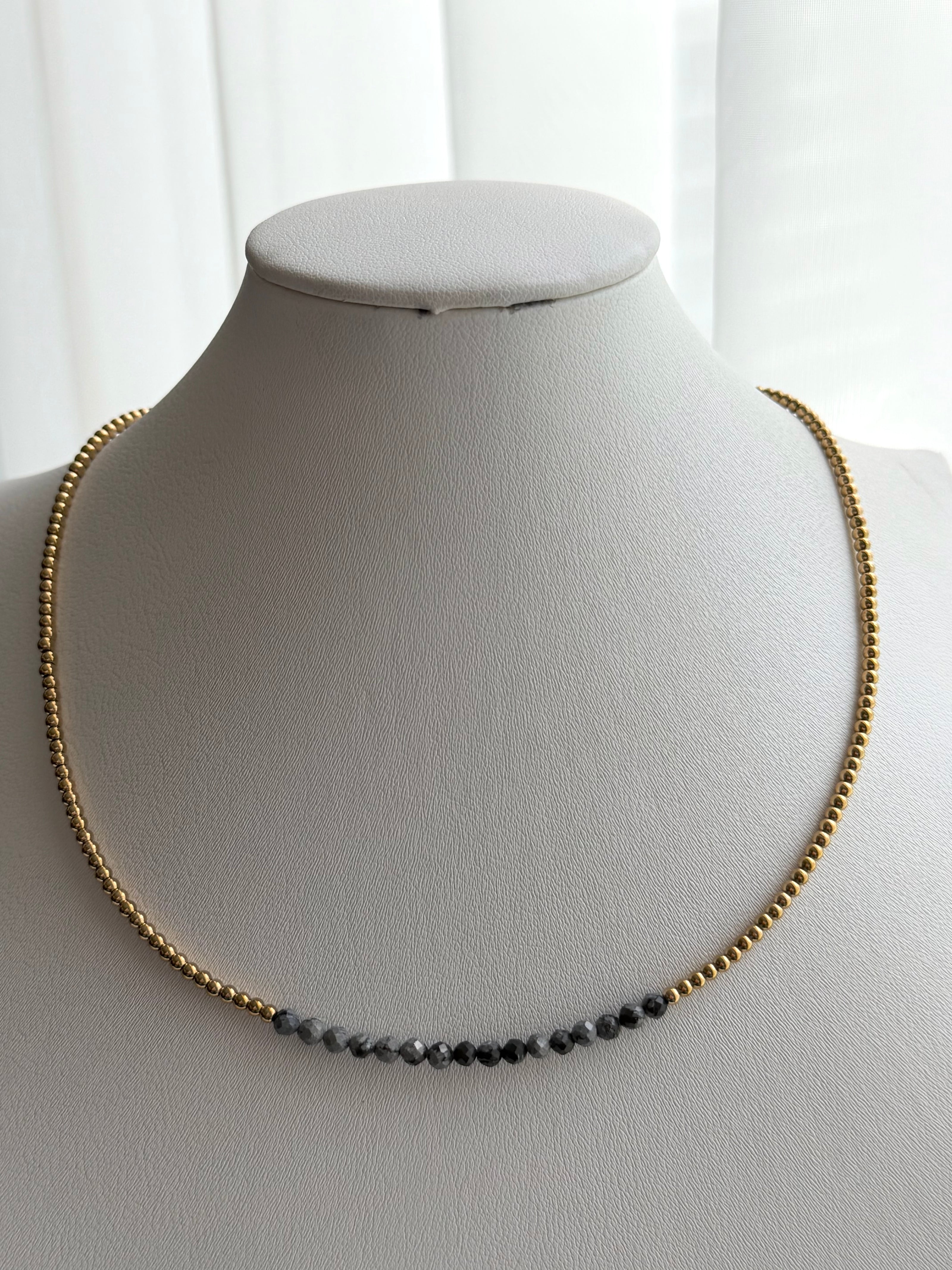 COLLAR BOLITAS NEGRO / GRIS