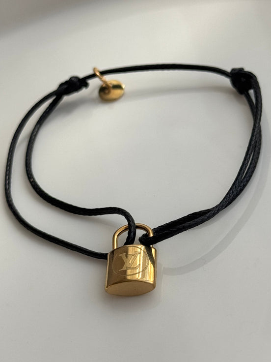 PULSERA HILO CANDADO LV NEGRO