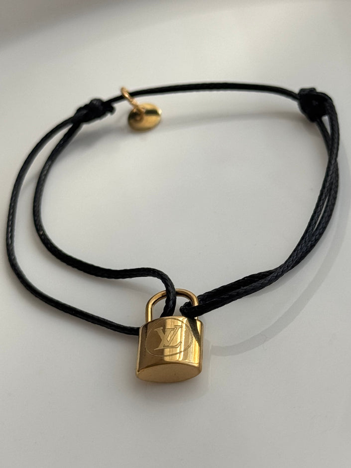 PULSERA HILO CANDADO LV NEGRO