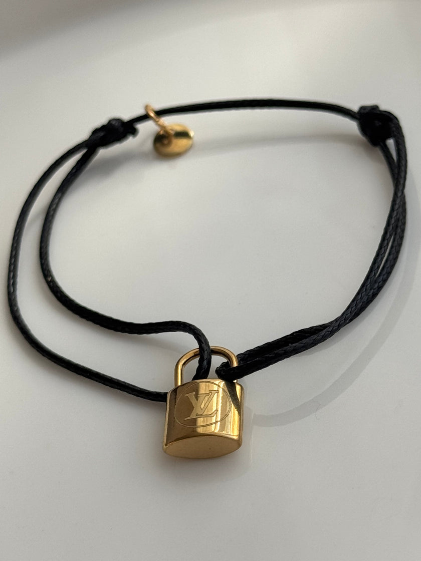 PULSERA HILO CANDADO LV NEGRO