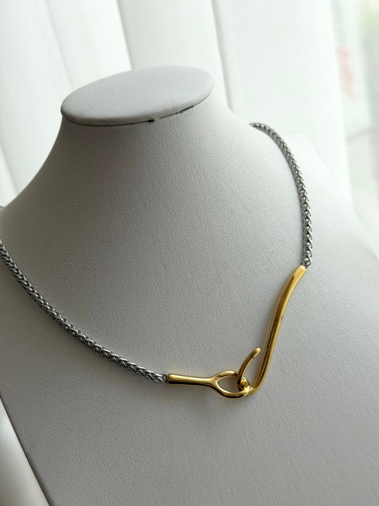 COLLAR CORBATERO