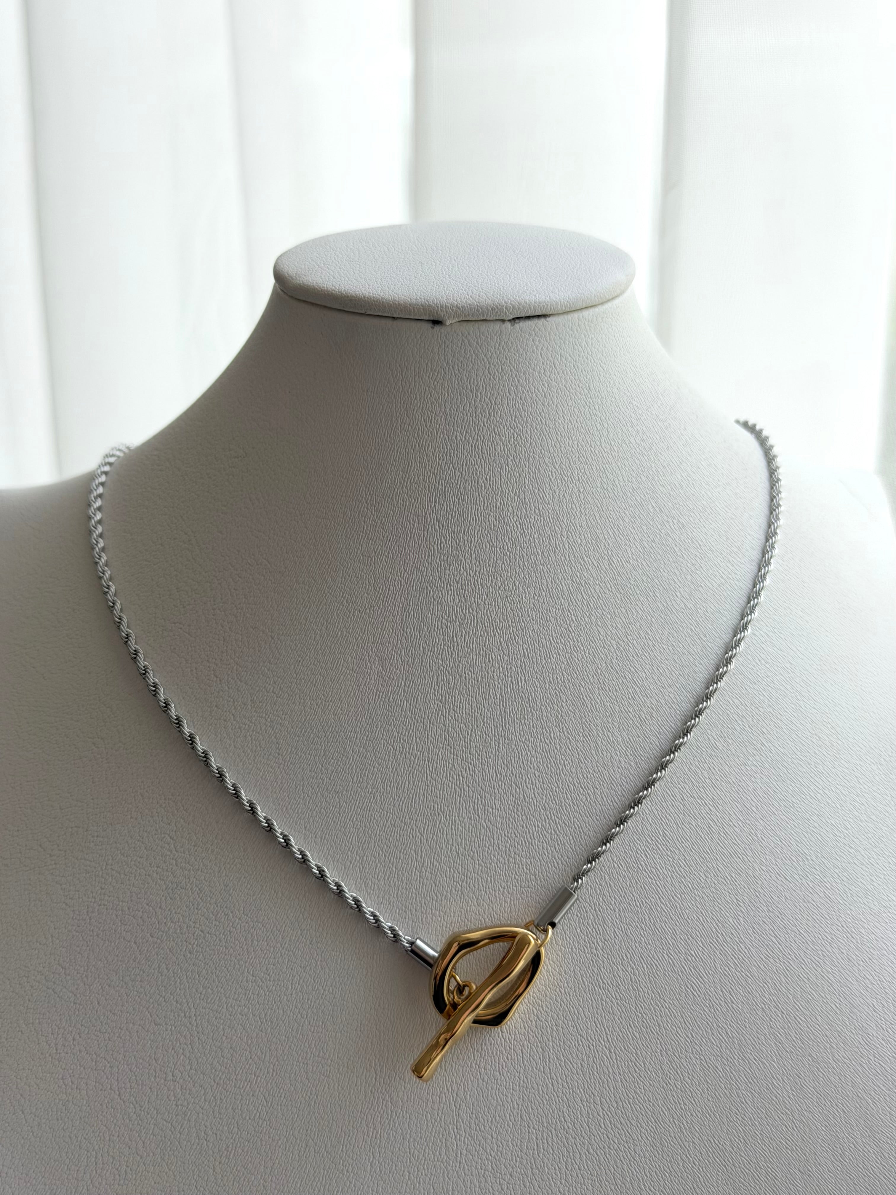 COLLAR CON BROCHE T
