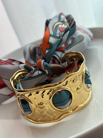 BRAZALETE CON MASCADA GRIS