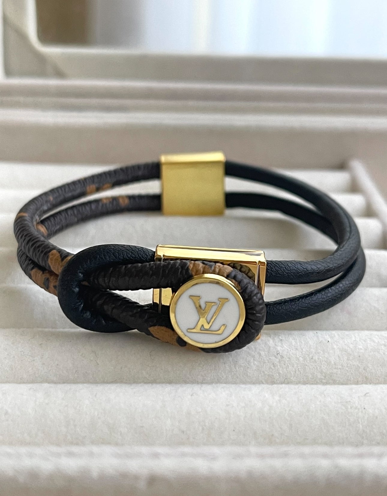 PULSERA PLACA LV